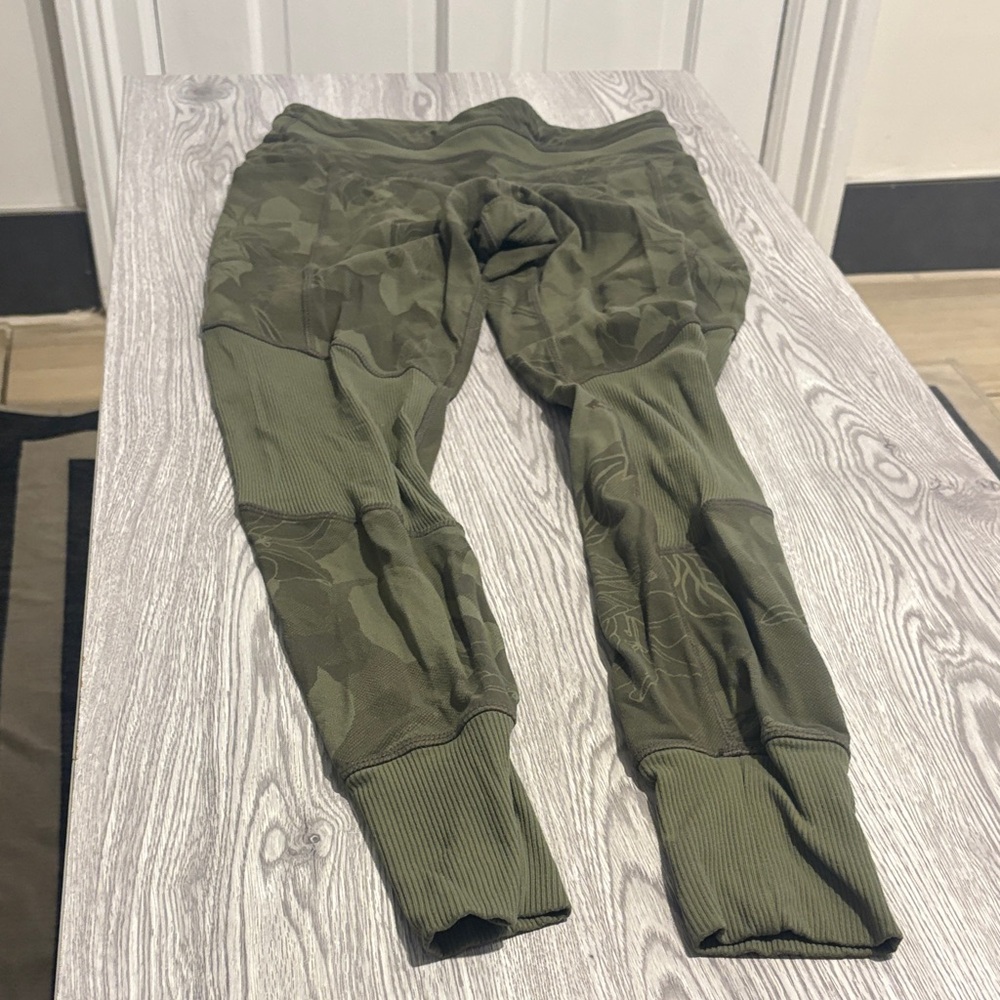 Athleta Green Patterned jogger style Leggings